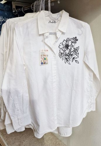 Снимка на Black Bloom Shirt | Ръчно рисувана риза „Черно цвете“ XS